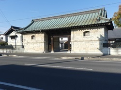 大谷石造りの長屋門1.jpg