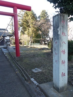 社名柱側面の大和川.jpg