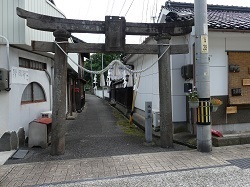 祇園社入り口の鳥居.jpg