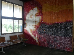 駅の待合室のみすゞのモザイク画.jpg