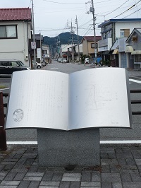 駅前のモニュメント.jpg