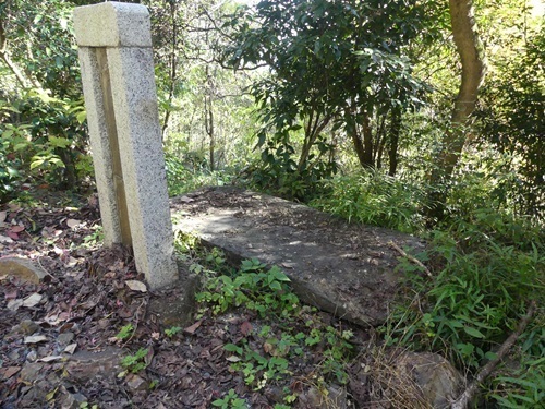 道路の脇に寝かされた石碑.jpg